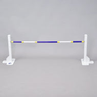 Jump 50 cm / 20 inch de Hobby Horse LarDen, obstacle réglable blanc avec une barre bleue, jaune et blanche, idéal pour le Hobby Horsing en intérieur ou en extérieur, présenté sur fond gris uni.