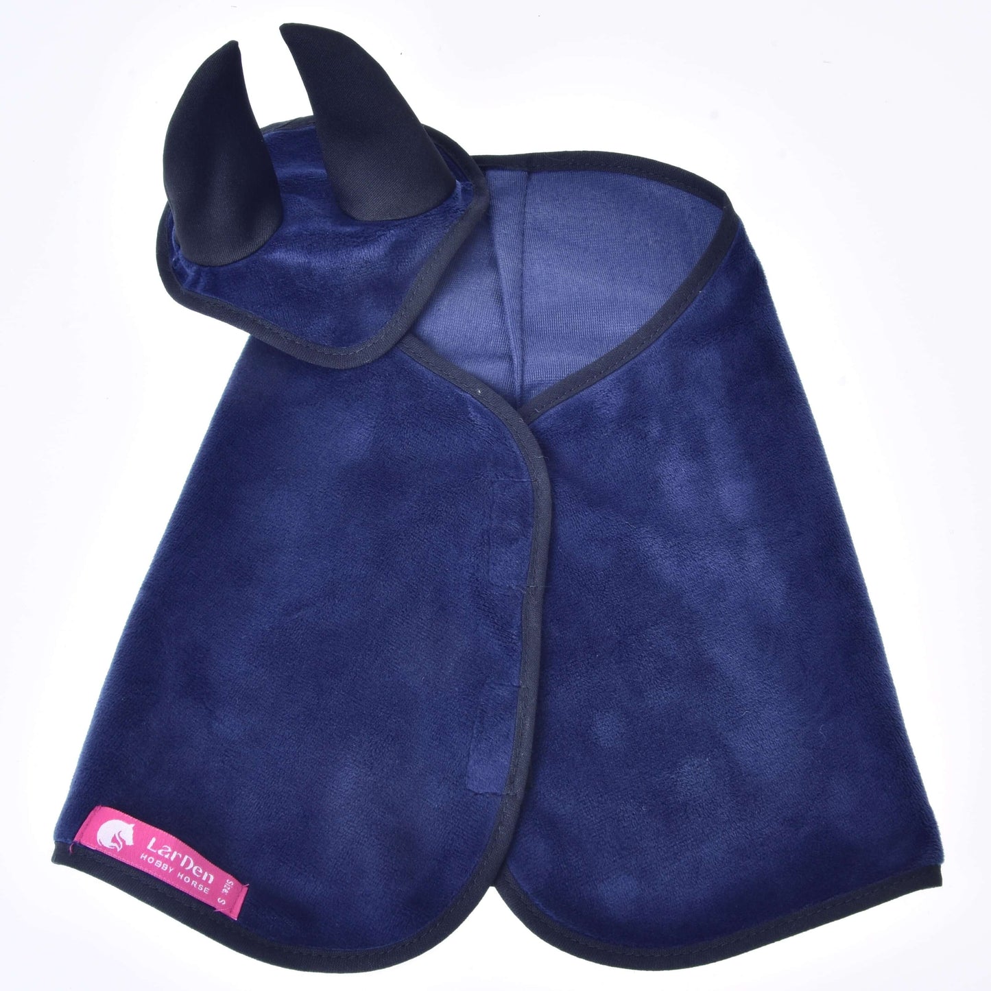 Set Dark Blue (Ohrenkappe + Decke) von Hobby Horse LarDen mit dunkelblauer Fleece-Ohrenkappe mit zwei spitzen schwarzen Ohren und passender Decke. Unten links befindet sich ein rosa Lamben-Etikett.