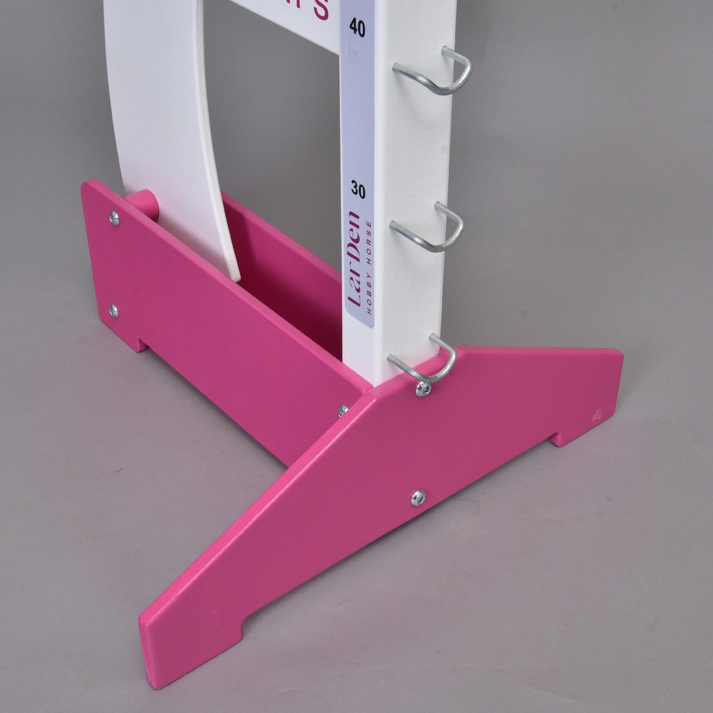 Gros plan du montant LarDen jump 110 cm / 43 inch de Hobby Horse LarDen, avec bois rose et blanc, anneaux métalliques et marquages en centimètres, idéal comme obstacle réglable pour Hobby Horse, sur fond gris.