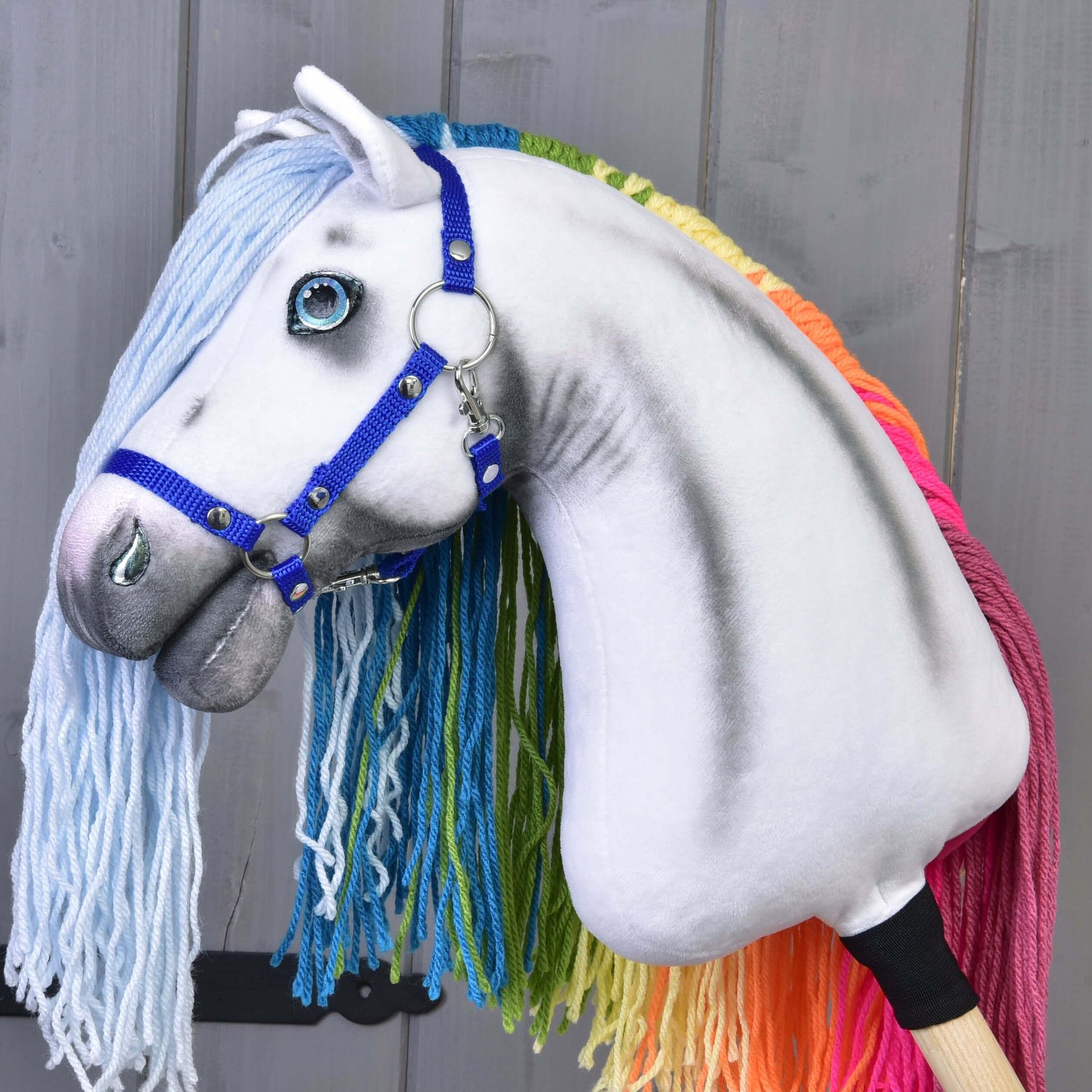 Hobby Horse Einhorn Rainbow mit Trense und Halfter