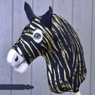 La Combinaison de protection Hobby Horse Zèbre Or (Lycra) de Hobby Horse LarDen présente une tête zébrée noire et dorée, des oreilles noires, un museau blanc en feutrine et de grands yeux cartoon, devant un mur en bois gris clair.