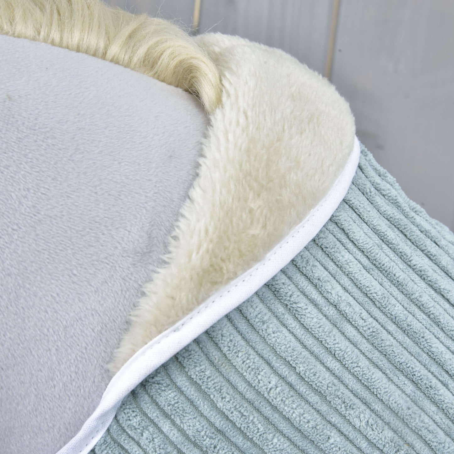 Nahaufnahme von Set Manchester Little Green von Hobby Horse LarDen: hellblauer Cord mit weißem Kunstfellbesatz und cremefarbenen Kanten – ideal als kuschelige Ergänzung nach dem Basteln deines nächsten Hobby Horse.