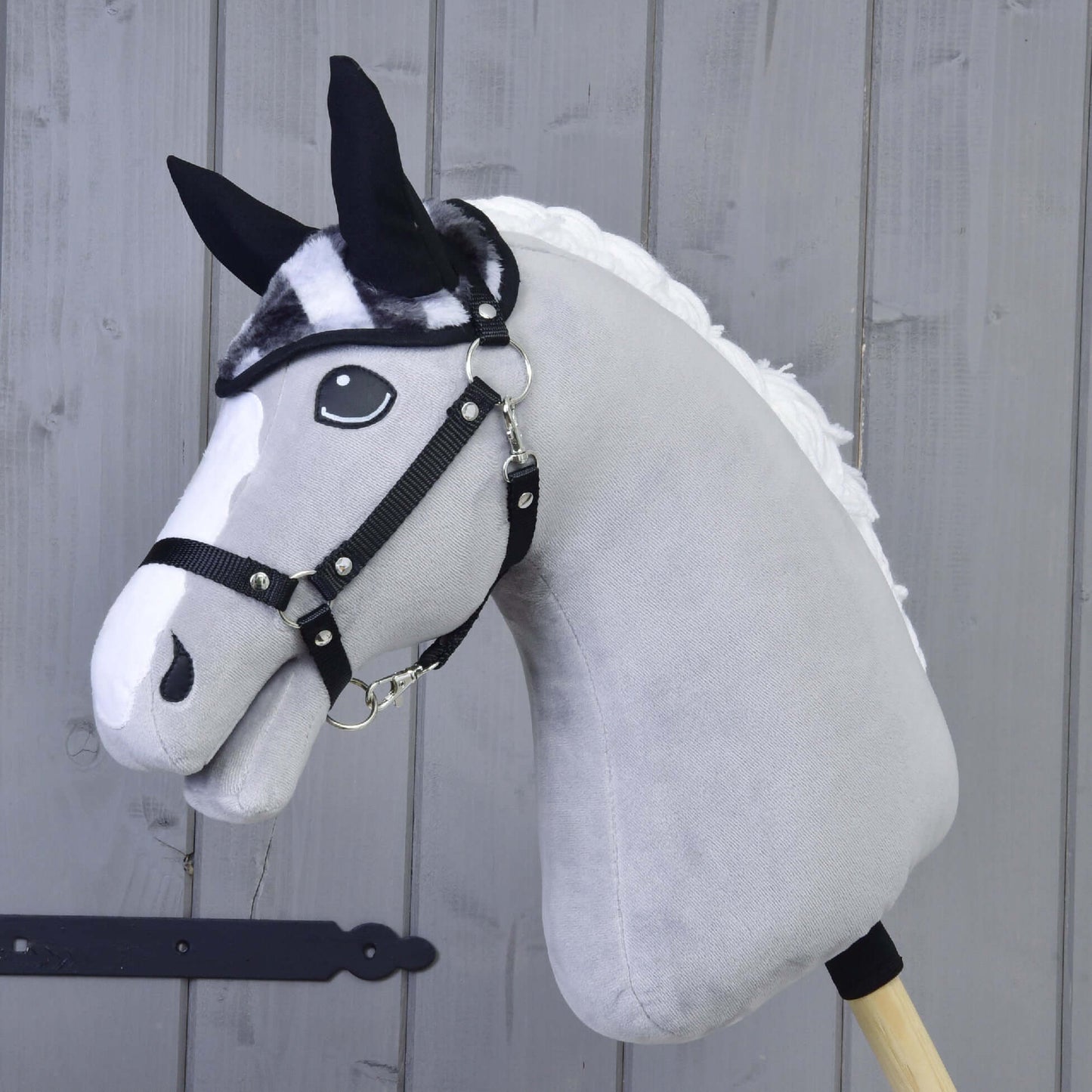 Ensemble en polaire réversible de Hobby Horse LarDen, Hobby Horse en peluche avec visage gris, oreilles noires, crinière blanche et bride noire sur un bâton en bois, parfaitement assorti à votre couverture Ensemble en polaire réversible.