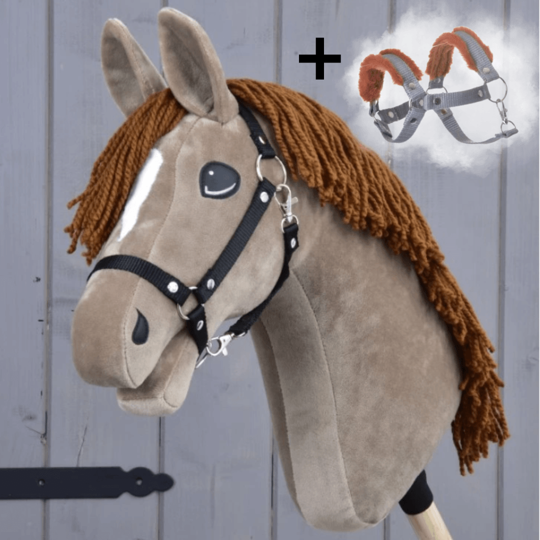 Hobby Horse Oliver avec licol noir + licol en fourrure GRATUIT de Hobby Horse LarDen, présenté sur fond en bois, montrant sa crinière brune, sa marque blanche, son licol noir et une image de harnais ajoutée avec un signe plus.