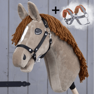 Hobby Horse Oliver mit Schwarzem Halfter + Fellhalfter kostenlos. von Hobby Horse LarDen vor hölzernem Hintergrund mit brauner Mähne, weißer Abzeichnung, schwarzem Halfter für Hobby Horse und einem zusätzlichen Bild des Geschirrs mit Pluszeichen.