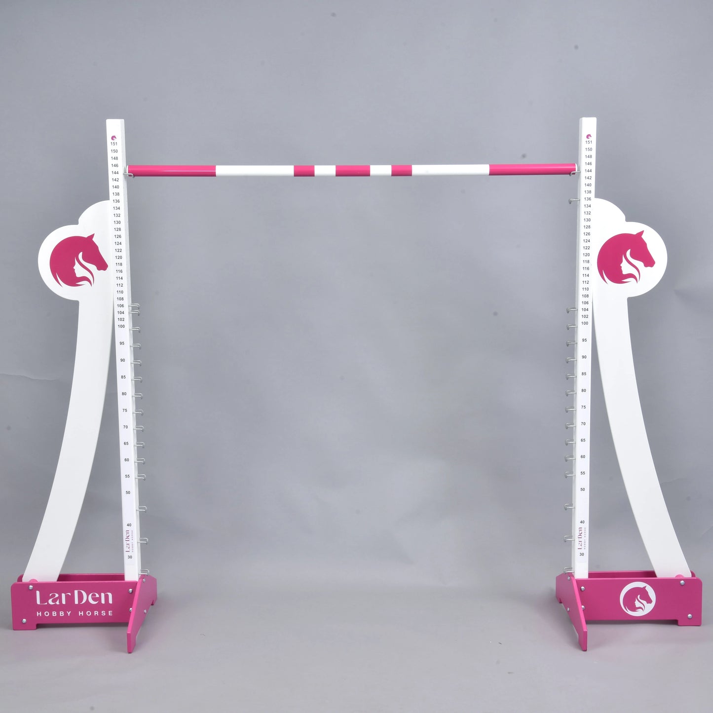 LarDen Hobby Horse Puissance Jump de Hobby Horse LarDen, en rose et blanc avec silhouettes de têtes de cheval et barre rayée, présenté sur fond gris uni, idéal pour l’entraînement de Hobby Horse Puissance.