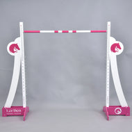 LarDen Hobby Horse Puissance Jump de Hobby Horse LarDen, en rose et blanc avec silhouettes de têtes de cheval et barre rayée, présenté sur fond gris uni, idéal pour l’entraînement de Hobby Horse Puissance.