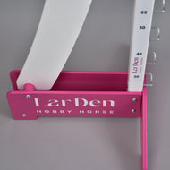 Gros plan du Hobby Horse LarDen Puissance Jump en rose et blanc, avec repères de hauteur numérotés, idéal pour pratiquer votre prochain défi de Hobby Horse Puissance.