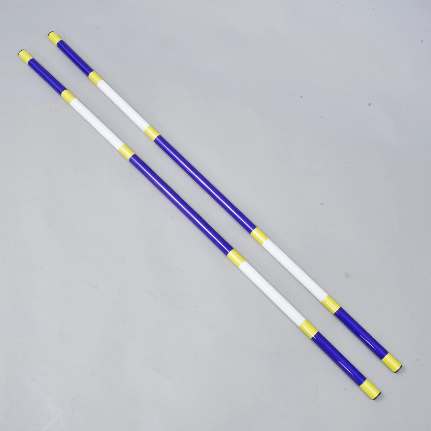 Hindernisstange Blau-weiß, 2 Stück von Hobby Horse LarDen, zwei leichte Hindernisstangen aus beschichtetem PVC mit 32 mm Durchmesser, parallel auf einer hellgrauen Oberfläche liegend.