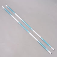 Barres d’obstacle turquoise-blanc, 2 pcs de Hobby Horse LarDen, en PVC enduit de 32 mm de diamètre avec sections alternées blanches et turquoise, posées côte à côte sur une surface gris clair unie.