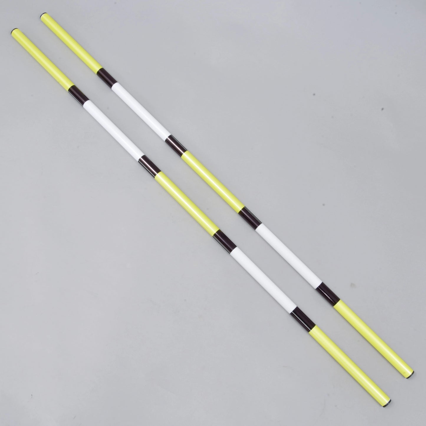 Barres d’obstacle jaune-noir, 2 pcs de Hobby Horse LarDen, comprenant deux barres légères en PVC enduit de 32 mm avec sections alternées jaunes, blanches et noires, présentées parallèlement sur une surface gris clair.