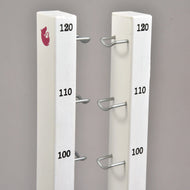 Set d’obstacles pour Hobby Horsing de Hobby Horse LarDen, avec deux montants verticaux blancs dotés de supports métalliques aux hauteurs 100, 110 et 120, idéal comme obstacles ou cavaletti. Le montant de gauche est surmonté d’un logo renard rouge. Fond gris uni.