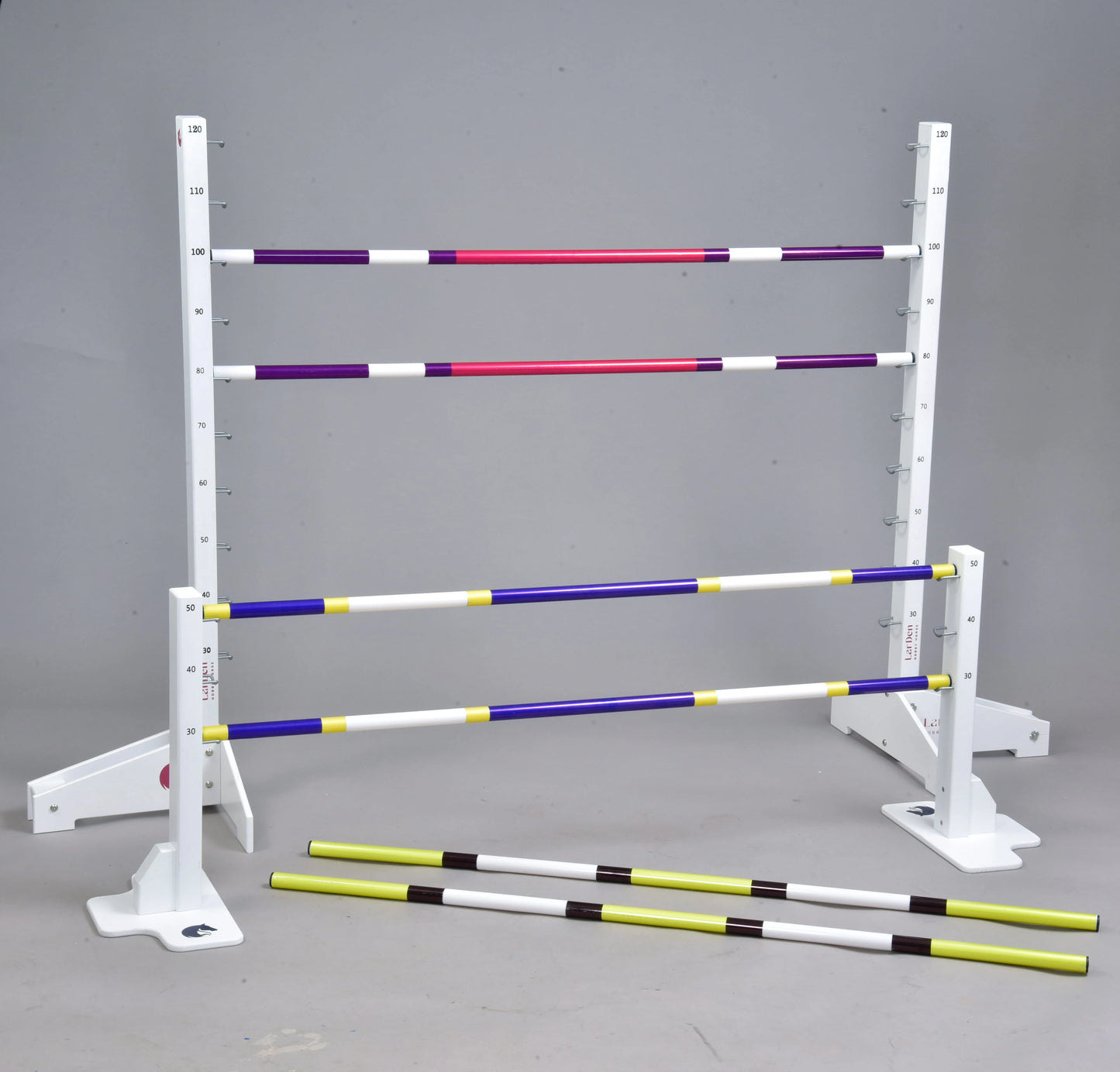 Hindernis Set für Hobby Horsing von Hobby Horse LarDen umfasst weiße verstellbare Hindernisse und farbige Stangen, in unterschiedlichen Höhen aufgebaut oder auf dem Boden liegend, ideal als Training im Reitstil, für Cavaletti oder Dog Agility.
