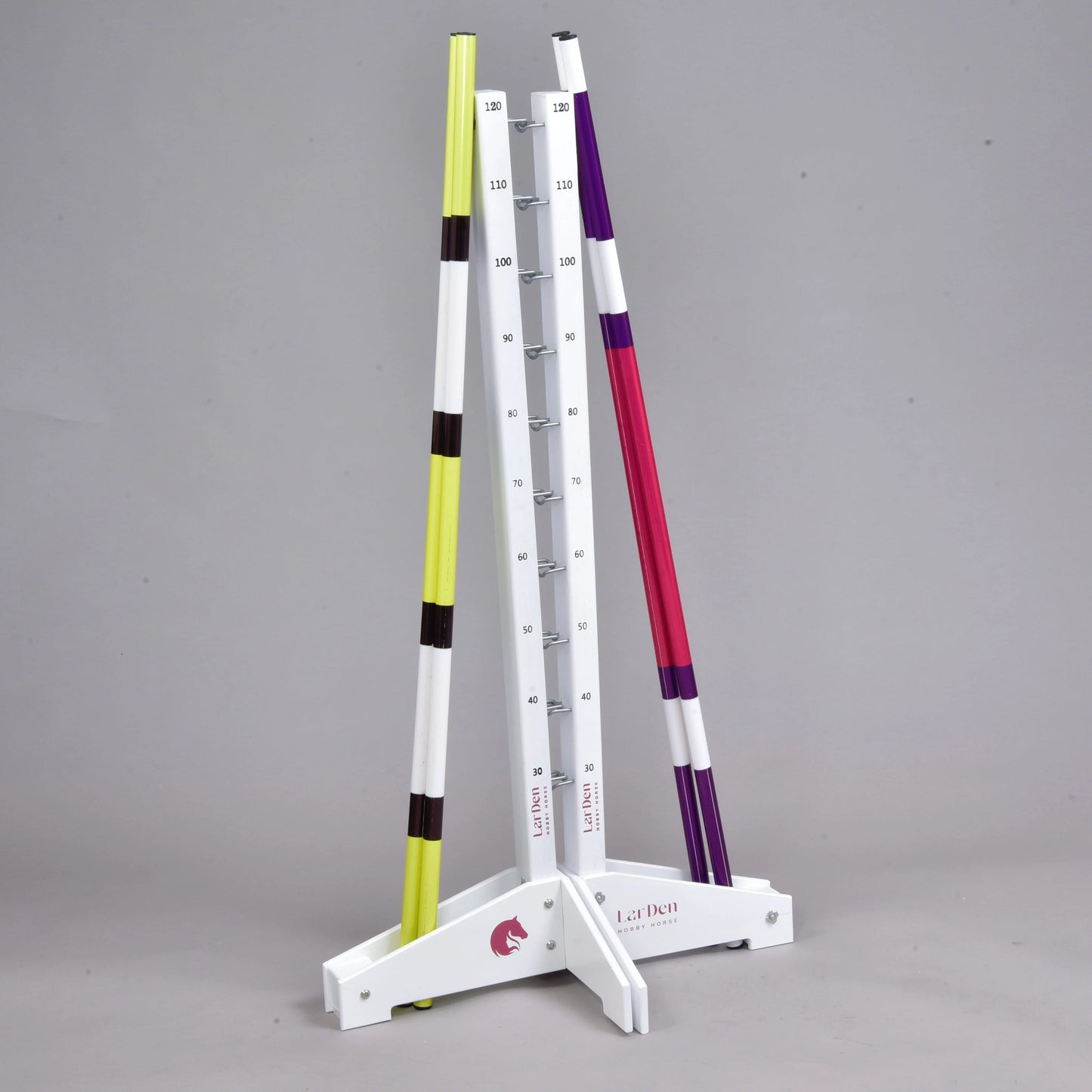 Hindernis Set für Hobby Horsing von Hobby Horse LarDen mit weißen Messständern mit markierten Höhenabständen und zwei gestreiften Stangen – ideal für verstellbare Agility- oder Sprungübungen.