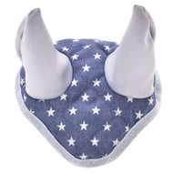 Ohrenkappe Star von Hobby Horse LarDen ist eine blaue gesteppte Fliegenhaube mit weißen Sternen, zwei aufrechten weichen grauen Ohren und silberner Einfassung zum Schutz des Pferdes.