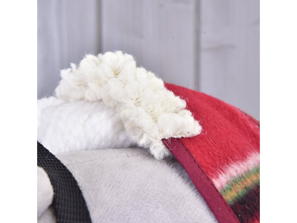 Gros plan sur un tissu blanc laineux à côté d’une couverture d'écurie de Noël rayée rouge et multicolore de Hobby Horse LarDen, sur fond gris doux.