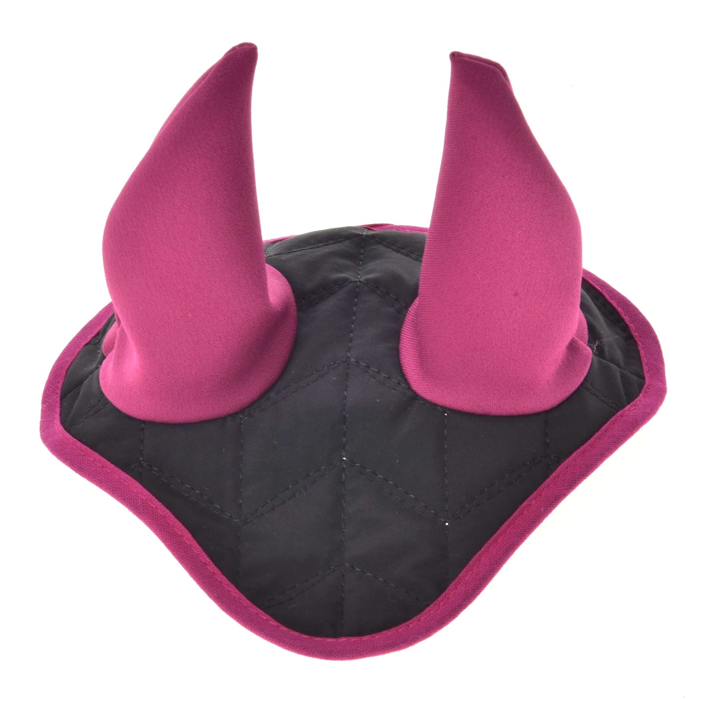 Die Hobby Horse LarDen Ohrenkappe Thermo Pinkie ist eine schwarze gesteppte Stoff-Ohrenkappe mit zwei hohen dunkelrosa Hörnern und passender Einfassung und bietet stilvollen Insektenschutz für dein Hobby Horse.