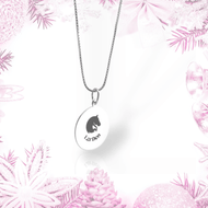Die Silberne Halskette mit LarDen-Medaillon von Hobby Horse LarDen hat einen runden Anhänger aus 925er Silber mit schwarzem Pferdekopf und „LarDen“-Schriftzug, gezeigt vor einem rosa-weißen festlichen Rand – perfekt für Hobby Horsing-Fans.