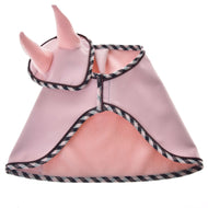 Set Abby von Hobby Horse LarDen ist ein hellrosa Haustierkostüm mit schwarz-weißem Besatz, wie ein Cape gestaltet, mit weichen rosa Hörnern an der Kapuze – ein süßer, von einer Fliegenhaube inspirierter Look. Flach liegend vor weißem Hintergrund.