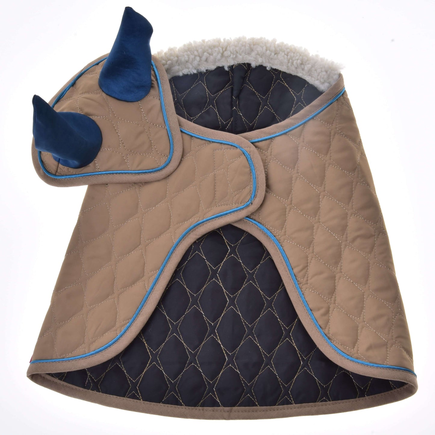 Ensemble Étoile Amande de Hobby Horse LarDen, manteau pour animal matelassé beige et bleu marine avec bordure bleue, capuche en forme de tête d’animal avec oreilles et cornes bleues, doublé d’une polaire blanche douce pour le confort.