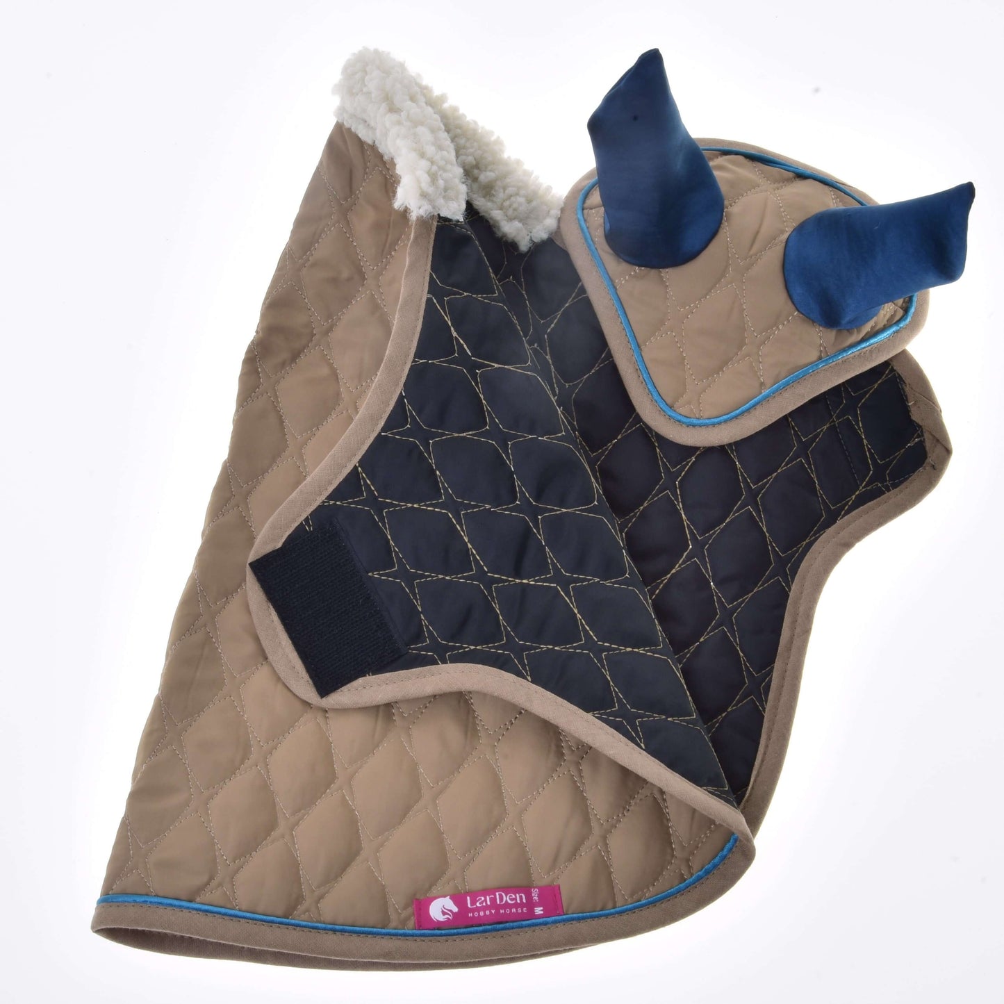 Ensemble Étoile Amande de Hobby Horse LarDen, manteau pour chien en tissu matelassé beige et bleu marine, avec col doux en polaire, éléments bleus dressés en forme d’oreilles comme un bonnet, et étiquette rose LarDen pour une touche inspirée du Hobby Horse.