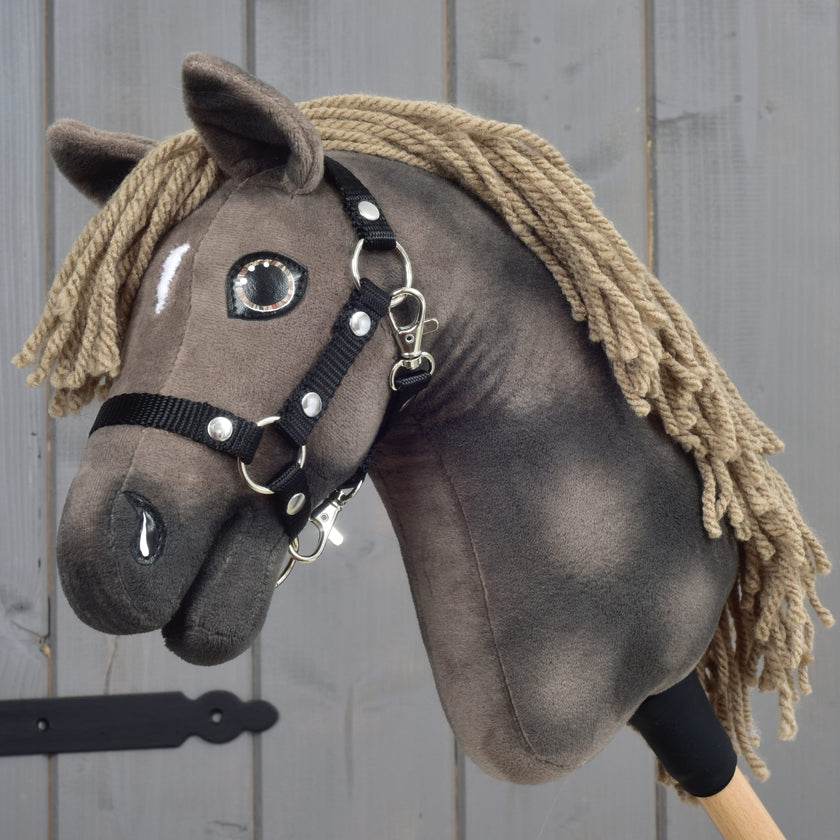 Hobby Horse Avalon mit schwarzem Halfter, Größe XS