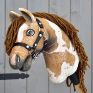 Hobby Horse Biscuit von LarDen, braun-weißes Plüsch-Hobby-Horse mit schwarzem Halfter