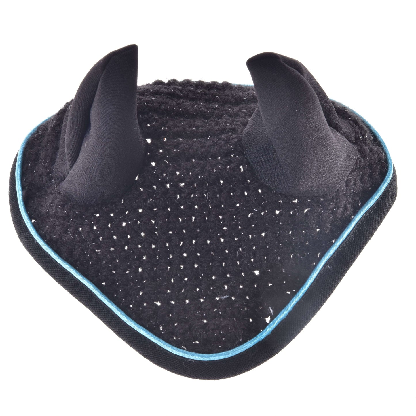 Hobby Horse LarDen Ohrenkappe gehäkelt Blackie ist eine schwarze Ohrenkappe für Hobby Horse mit zwei aufrechten Ohrenhauben und hellblauem Besatz und bietet stilvollen Insektenschutz. Gezeigt vor weißem Hintergrund.