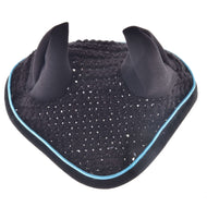 Hobby Horse LarDen Ohrenkappe gehäkelt Blackie ist eine schwarze Ohrenkappe für Hobby Horse mit zwei aufrechten Ohrenhauben und hellblauem Besatz und bietet stilvollen Insektenschutz. Gezeigt vor weißem Hintergrund.