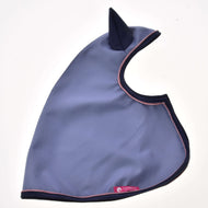 Die Regendecke Bloom von Hobby Horse LarDen ist eine blau-lila Ohrenhaube aus Stoff für Hobby Horse mit pinker Einfassung, flach liegend vor weißem Hintergrund – ideal als Ergänzung zu anderem Hobby Horse Zubehör.