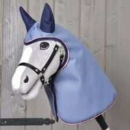 Die Regendecke Bloom von Hobby Horse LarDen zeigt einen weichen grauen Plüschkopf, schwarzes Zaumzeug, eine blaue Regendecke mit spitzen Ohren und ist vor hellem Holz-Hintergrund fotografiert.