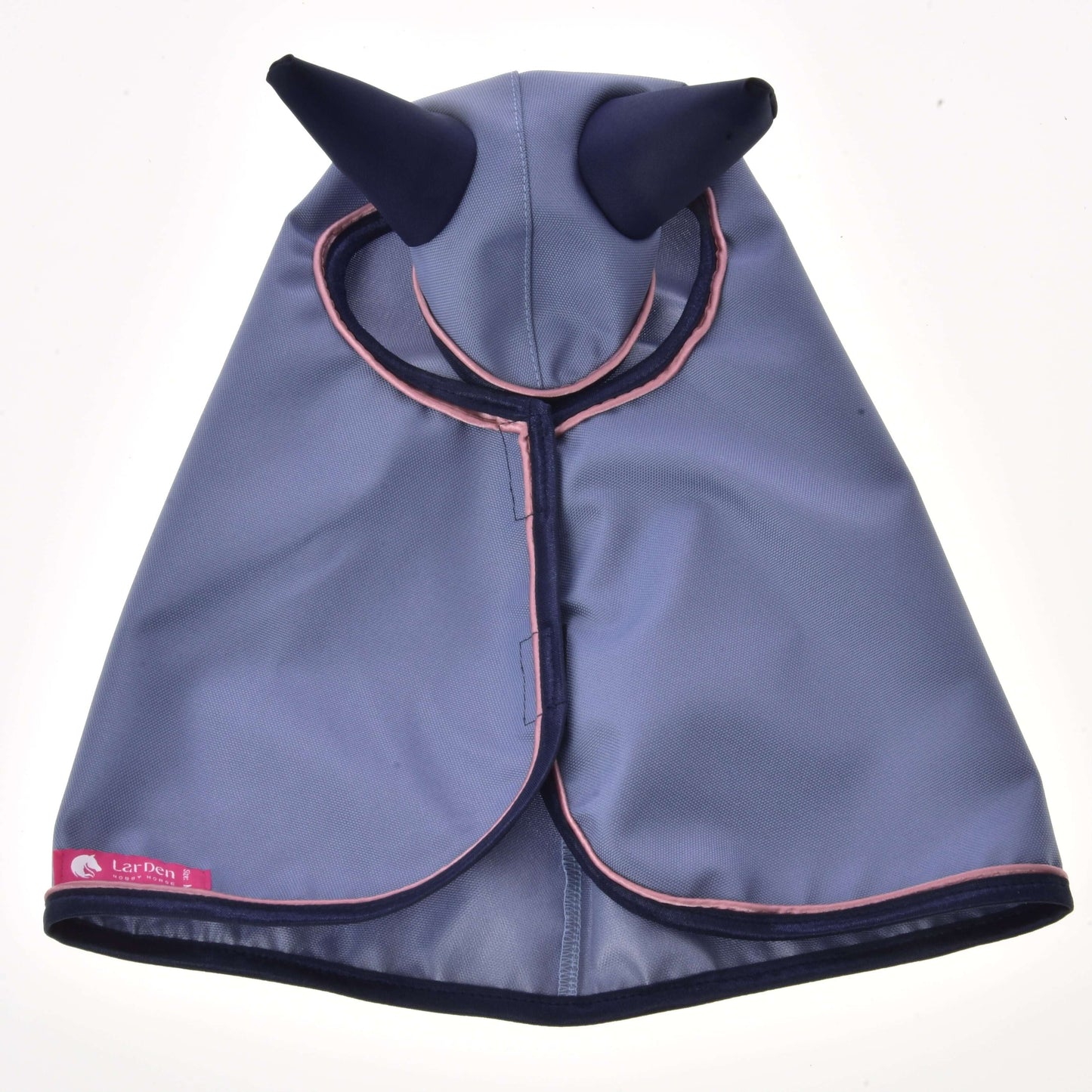 Imperméable Bloom de Hobby Horse LarDen, cape légère violette avec deux cornes pointues violet foncé sur la capuche, bordure rose et étiquette rose Lucifern, parfaite pour ajouter du style à vos accessoires pour Hobby Horse.