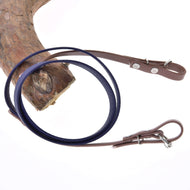Die Gummierte Zügel - Brown Purple von Hobby Horse LarDen liegen zusammengerollt auf einem Ast vor weißem Hintergrund und zeigen ihre besondere Kombination aus braunen und violetten Tönen.
