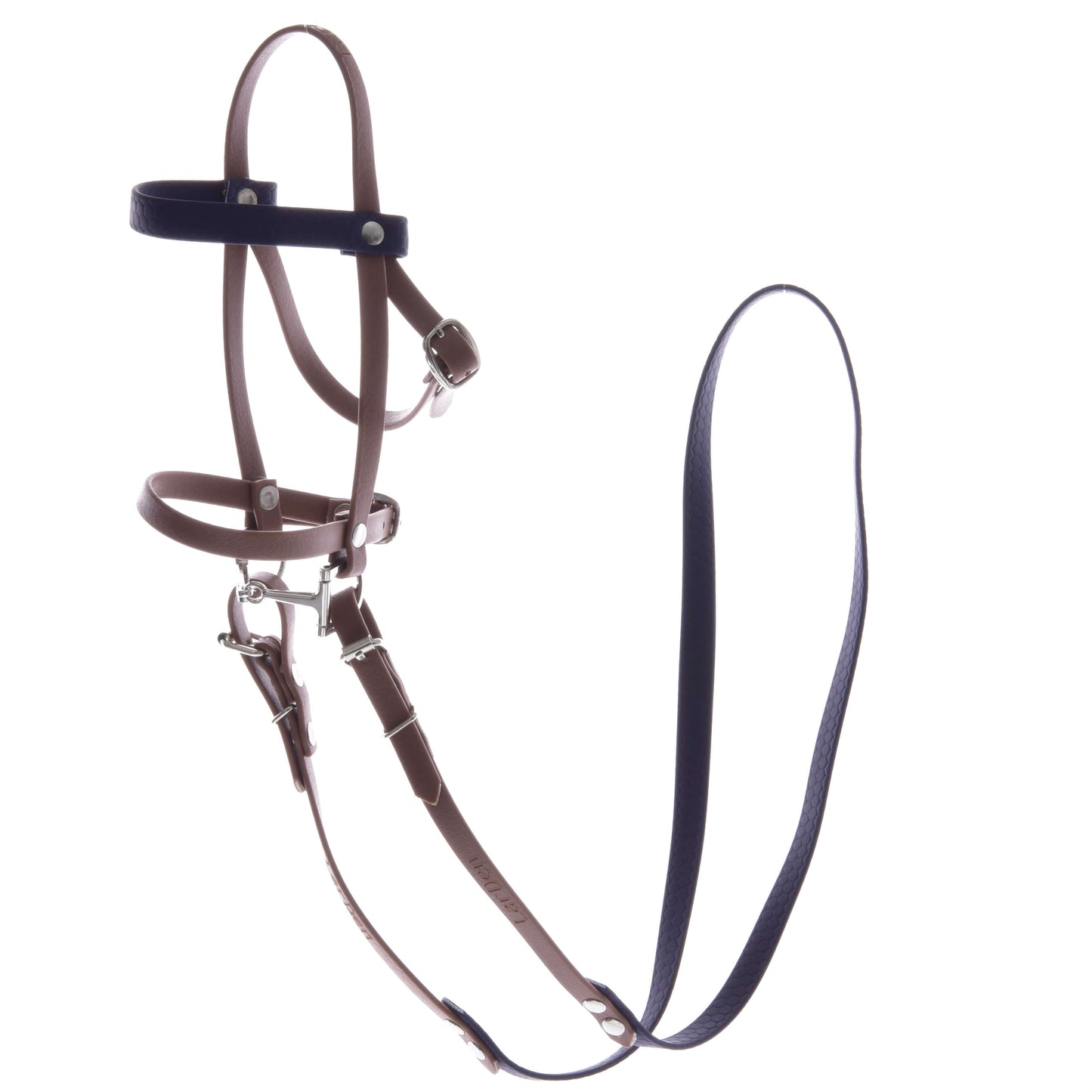Das Hobby Horse LarDen Komplettes Zaumzeug mit Nasenriemen Brown Purple in Braun und Lila mit Leder, Metallschnallen und Ringen ist vor weißem Hintergrund dargestellt.
