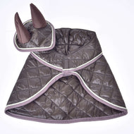 Hobby Horse LarDen Set Thermo Chocolate mit gesteppter dunkelgrauer Ausreitdecke und passender Ohrenkappe mit hellgrauer Einfassung, vor weißem Hintergrund.