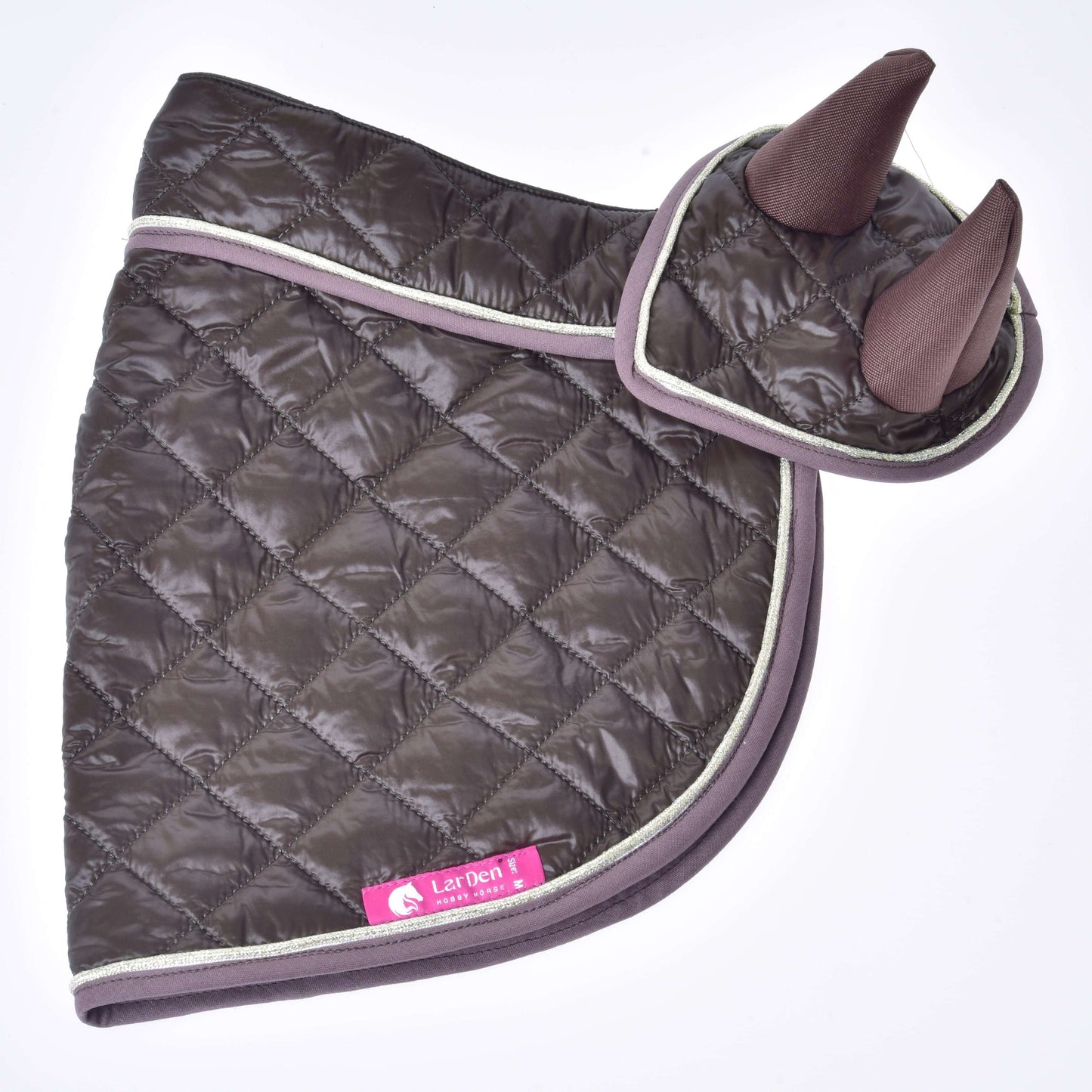 Ensemble Thermo Chocolat de Hobby Horse LarDen, avec tapis de selle matelassé marron foncé et bonnet d’oreilles assorti avec liseré clair, tous deux élégamment présentés sur fond blanc. Une étiquette rose avec texte blanc ajoute une touche élégante.
