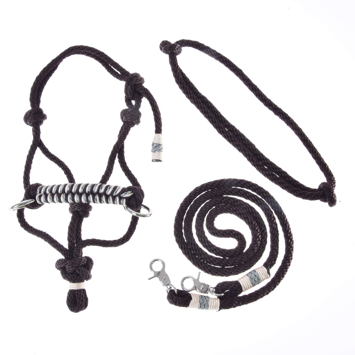 Seilset Chocolate von Hobby Horse LarDen mit schwarzem Halfter für Hobby Horse und Führstrick mit silberfarbenen Beschlägen und weißer Zierwicklung, ideal für deine Hobby Horse Abenteuer, vor weißem Hintergrund.