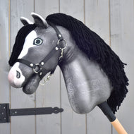 Hobby Horse Clover von LarDen, graues Plüsch-Hobby-Horse mit schwarzer Garnmähne und schwarzem Halfter