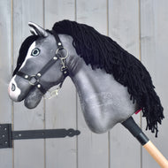 Hobby Horse Clover in Seitenansicht mit grauem Plüschkopf, schwarzer Mähne und schwarzem Halfter