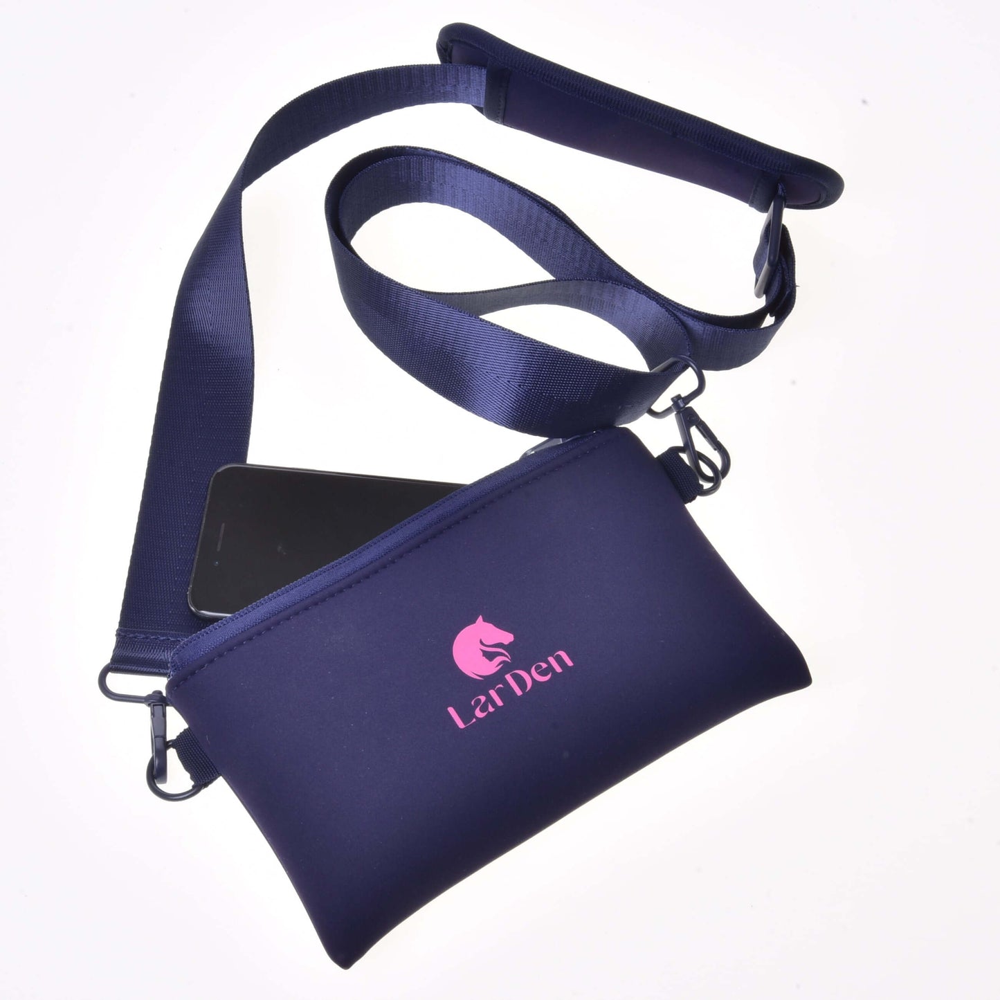 Sac en bandoulière de Hobby Horse LarDen en bleu marine, en néoprène, avec fermeture zippée, longue bandoulière réglable, smartphone partiellement visible à l’intérieur, et logo cheval rose avec texte « LarDen » sur le devant.