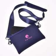Eine marineblaue Crossbody von Hobby Horse LarDen aus Neopren mit Reißverschluss, langem verstellbarem Riemen, einem teilweise sichtbaren Smartphone im Inneren sowie einem rosa Pferdelogo mit „LarDen“-Schriftzug auf der Vorderseite.