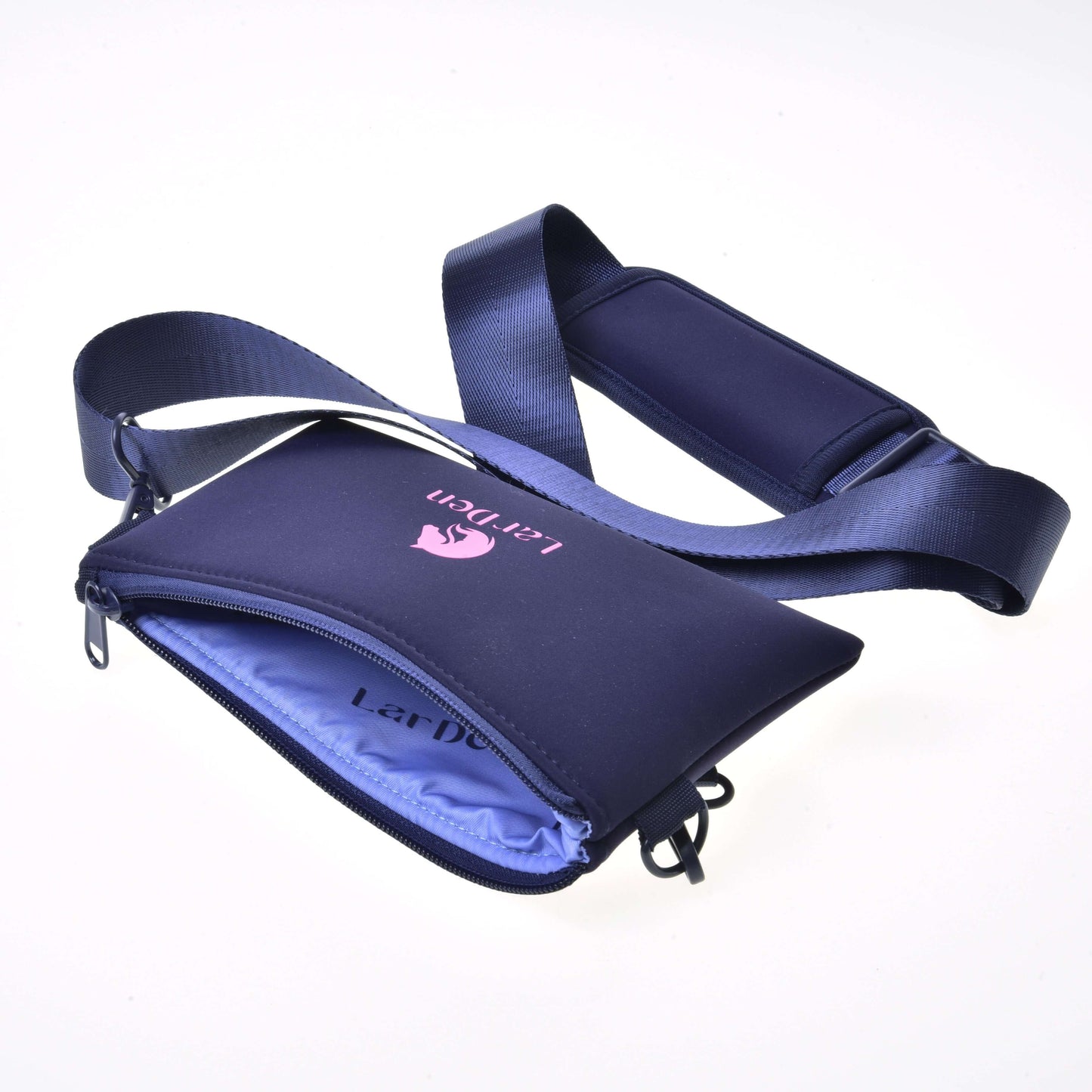 Sac en bandoulière en néoprène bleu marine de Hobby Horse LarDen, avec bandoulière réglable et partiellement ouvert pour montrer une doublure bleu clair. Le devant affiche le nom de la marque et un logo rose.