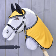 Hobby Horse LarDen "Set Yellow Beauty" zeigt ein Plüsch-Hobby Horse mit grauem Gesicht, schwarzem Zaumzeug, gelbem Stoffmantel mit schwarz-weißem Besatz und passender Decke vor hölzernem Hintergrund.