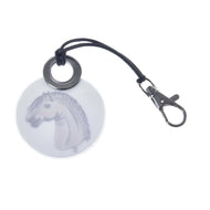Schlüsselanhänger Rund LarDen von Hobby Horse LarDen mit Illustration eines Pferdekopfes auf einem Stock, inspiriert von Hobby Horsing, mit schwarzer Kordel und Metallverschluss, ideal als verspieltes Accessoire für Fans.