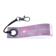 Schlüsselanhänger Band LarDen von Hobby Horse LarDen ist ein rosa Accessoire mit Metallring, schwarzer Kordel und silbernem Verschluss. Es zeigt „I ♥ HOBBY HORSE“ in Weiß, ideal für jeden Hobby Horsing Fan.