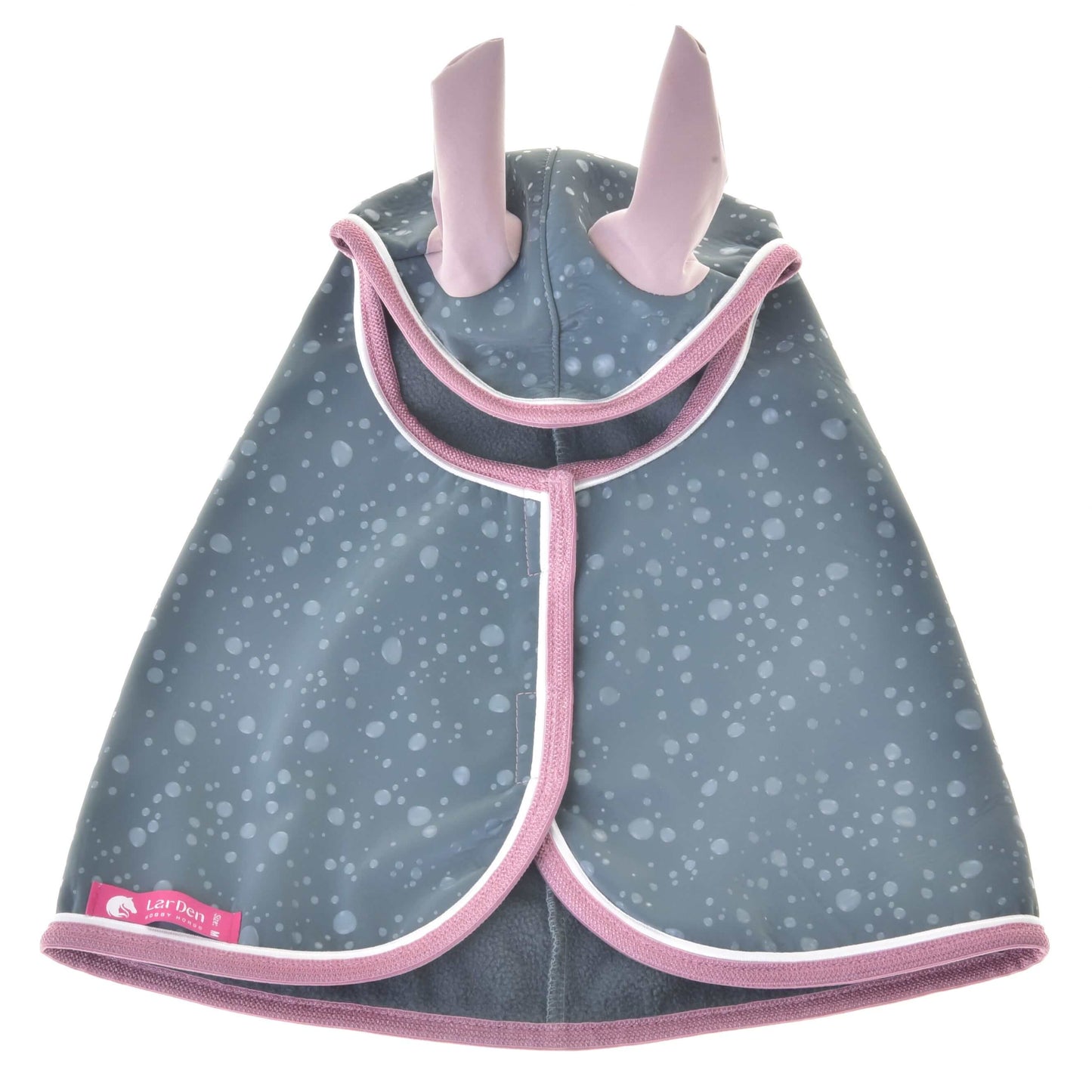 Imperméable Best de Hobby Horse LarDen, imperméable gris pour animal avec taches gris clair, bordure rose et deux fausses oreilles roses dressées — idéal pour les aventures par tous les temps ou pour assortir le jeu de hobby horse de votre compagnon à poils.