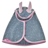 Die Hobby Horse LarDen Regendecke Best ist ein grauer Regenmantel für Haustiere mit hellgrauen Punkten, rosa Besatz und zwei aufrechten rosa Kunstohren – ideal als Mantel für Abenteuer bei jedem Wetter oder passend zum Hobby Horse Spiel deines felligen Freundes.