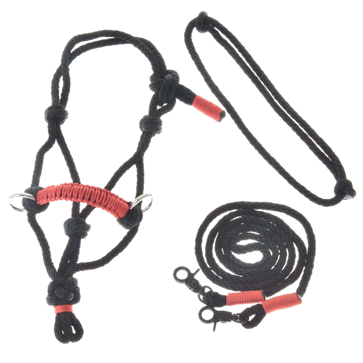 Seilset Spark von Hobby Horse LarDen mit einem handgefertigten schwarzen Seilhalfter aus Polypropylen mit roten Akzenten, Metallringen und Knoten sowie einem passenden Führstrick und einem Strick mit Clip, alles vor weißem Hintergrund.