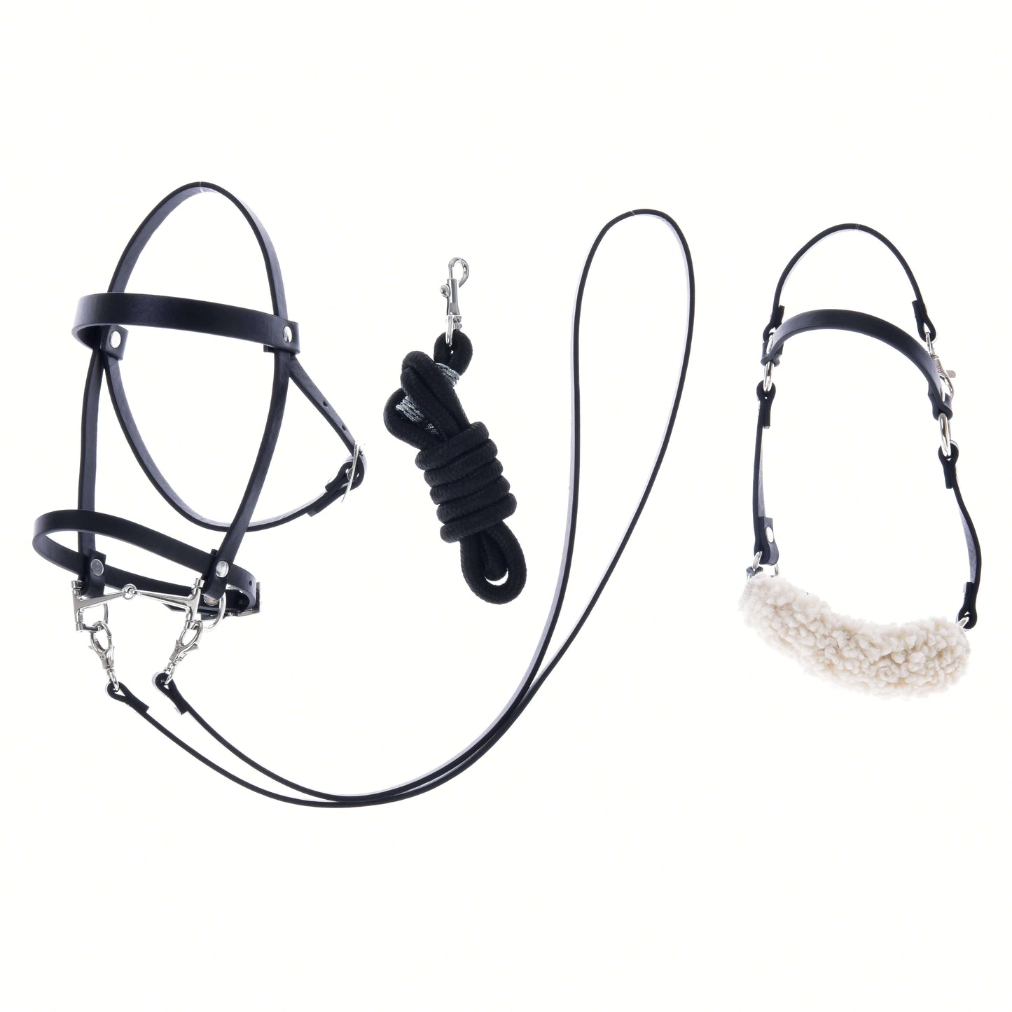 Das Set Basic von Hobby Horse LarDen enthält ein schwarzes Halfter für Hobby Horse mit Fell, ein aufgerolltes schwarzes Führseil mit Metallclip und einen schwarzen Nasenriemen mit weißem Fleece – perfekte Accessoires für dein Hobby Horse, vor weißem Hintergrund.