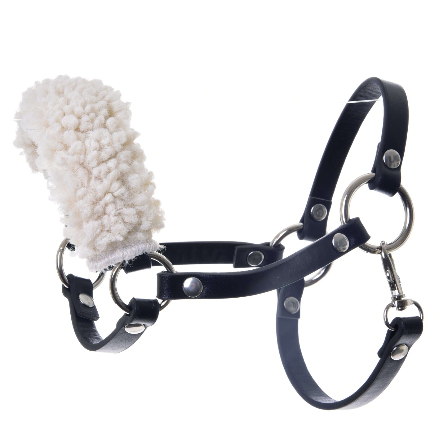 Das Hobby Horse LarDen Set Basic ist ein schwarzes Lederhalfter für Hobby Horse mit Polsterung aus Lammfell am Nasenriemen, Metallringen und Nieten für Langlebigkeit – ideal für jede Hobby Horse-Sammlung, vor weißem Hintergrund.